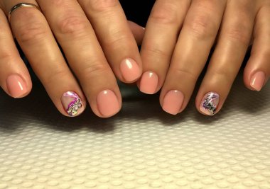 Renk tasarımlı moda ve şık doğal bej manikür