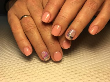 Renk tasarımlı moda ve şık doğal bej manikür