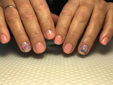 Renk tasarımlı moda ve şık doğal bej manikür