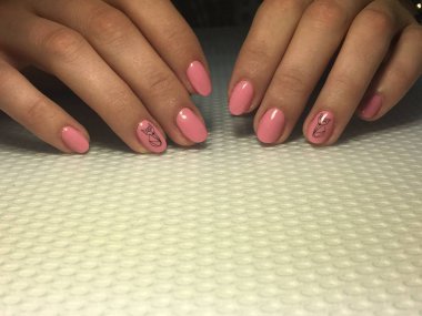 Moda ve şık pembe manikürlü siyah damga tasarımı
