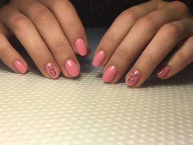 Moda ve şık pembe manikürlü siyah damga tasarımı