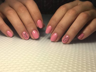 Moda ve şık pembe manikürlü siyah damga tasarımı
