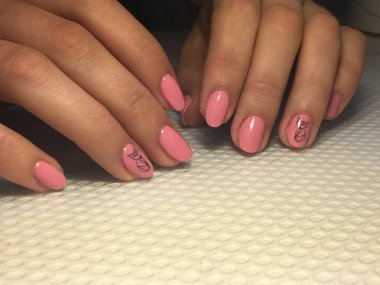 Moda ve şık pembe manikürlü siyah damga tasarımı