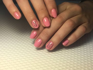 Moda ve şık pembe manikürlü siyah damga tasarımı