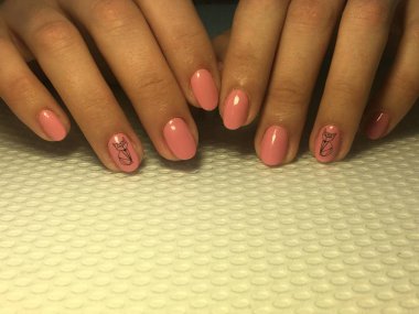 Moda ve şık pembe manikürlü siyah damga tasarımı