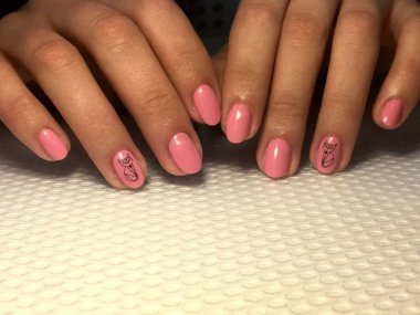 Moda ve şık pembe manikürlü siyah damga tasarımı