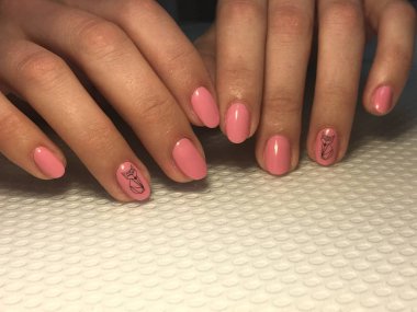Moda ve şık pembe manikürlü siyah damga tasarımı