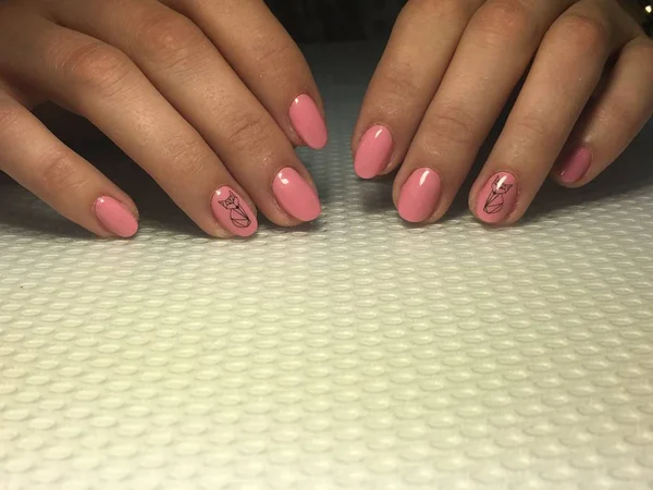 Trendy en stijlvolle roze manicure met zwart stempelontwerp — Stockfoto