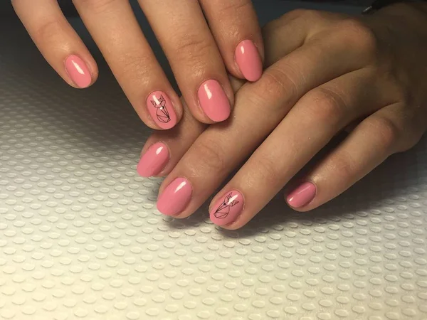 Modny i stylowy różowy manicure z czarnym wzorem stemplowania — Zdjęcie stockowe