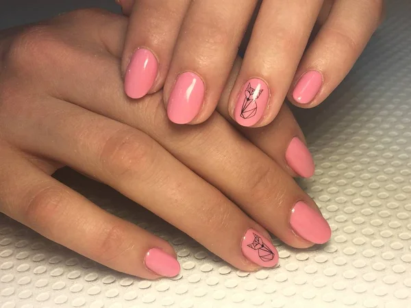 Manicure rosa alla moda ed elegante con disegno timbro nero — Foto Stock