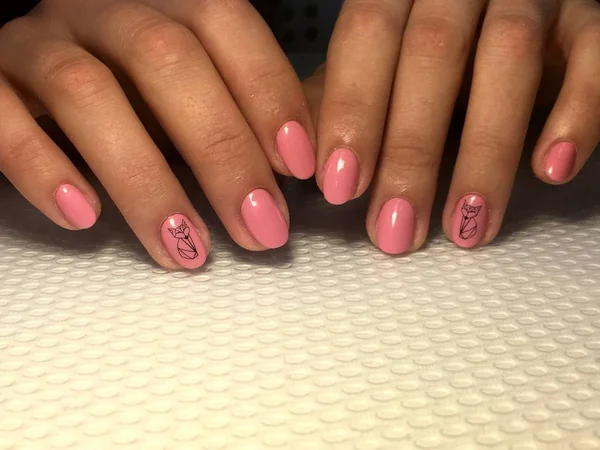 Modny i stylowy różowy manicure z czarnym wzorem stemplowania — Zdjęcie stockowe