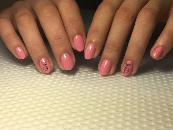 Trendy en stijlvolle roze manicure met zwart stempelontwerp — Stockfoto