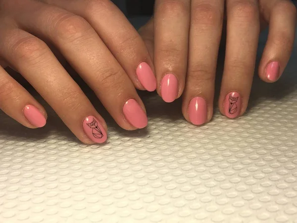 Modny i stylowy różowy manicure z czarnym wzorem stemplowania — Zdjęcie stockowe