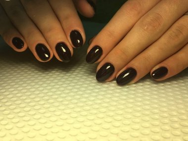 Uzun tırnaklı, şık, koyu kırmızı Marsala manikürü.