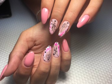 moda pembe manikür, uzun tırnaklı şık bir tasarım.