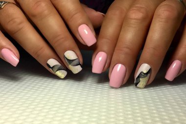 şık bir mat tasarımı ve siyah dantelli moda pembe manikür.