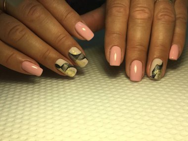 şık bir mat tasarımı ve siyah dantelli moda pembe manikür.