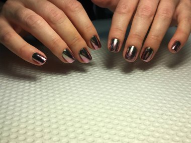 Moda gümüş ayna manikürü ve şık halı tasarımı.