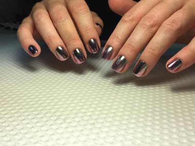 Moda gümüş ayna manikürü ve şık halı tasarımı.