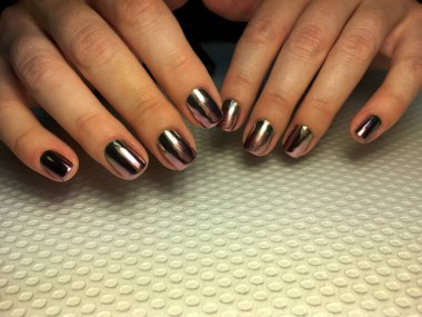 Moda gümüş ayna manikürü ve şık halı tasarımı.