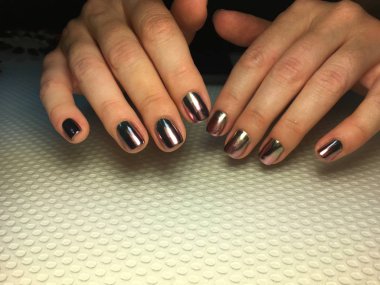 Moda gümüş ayna manikürü ve şık halı tasarımı.