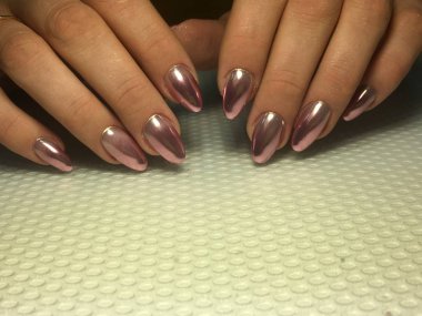 Uzun tırnaklı şık bir tasarımı olan moda ayna manikürü