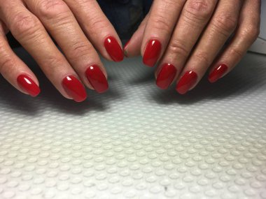 Kısa kare çivilerde moda kırmızı manikür.