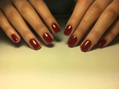 Kısa kare çivilerde moda kırmızı manikür.