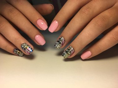 moda pembe manikür, oval çiviler üzerinde çok renkli halı tasarımı.