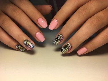 moda pembe manikür, oval çiviler üzerinde çok renkli halı tasarımı.
