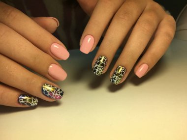 moda pembe manikür, oval çiviler üzerinde çok renkli halı tasarımı.