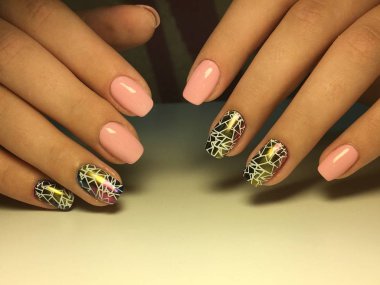 moda pembe manikür, oval çiviler üzerinde çok renkli halı tasarımı.