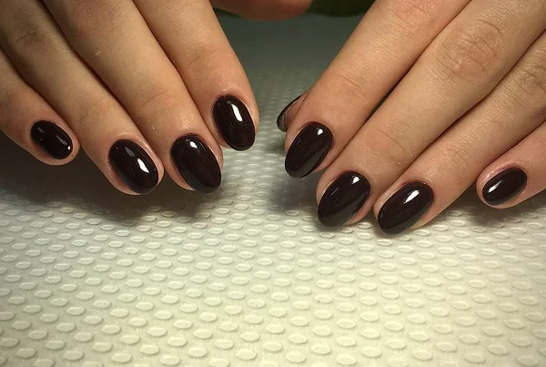 Manicure de marsala vermelho escuro na moda e elegante em pregos longos — Fotografia de Stock