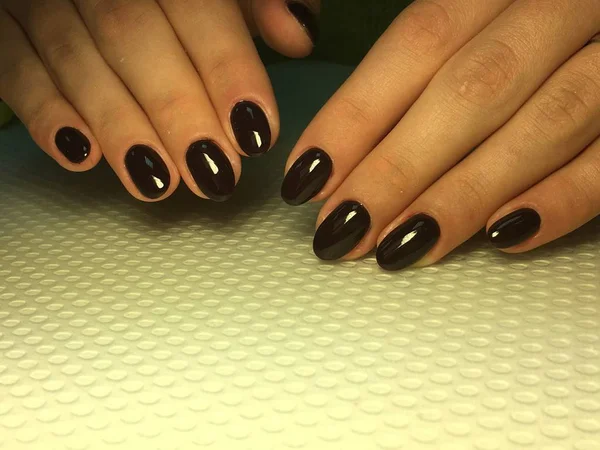 Модный и стильный темно-красный маникюр на длинных ногтях — стоковое фото