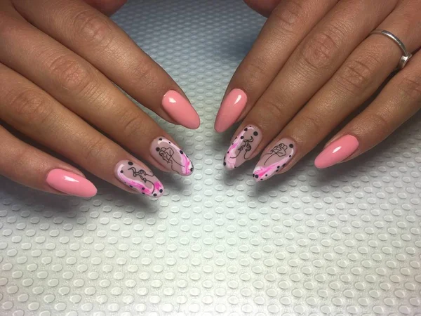 Manicura rosa de moda con un diseño elegante en uñas largas —  Fotos de Stock