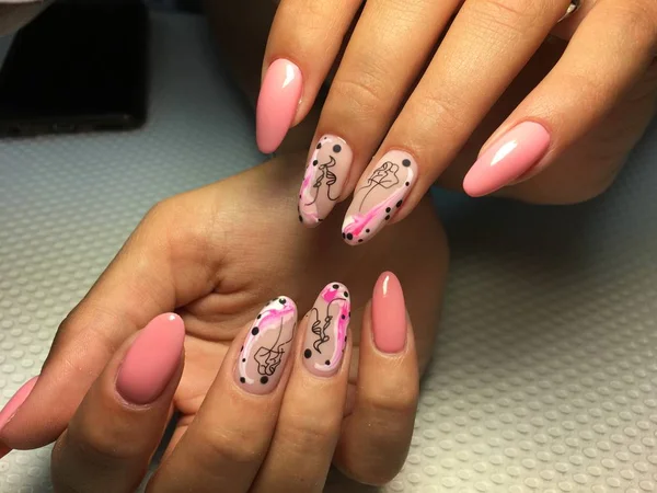 Manicure rosa na moda com um desenho elegante em pregos longos — Fotografia de Stock