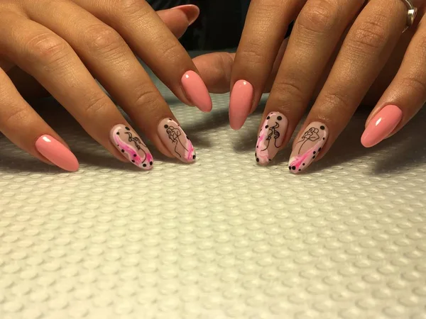 Manicure rosa na moda com um desenho elegante em pregos longos — Fotografia de Stock