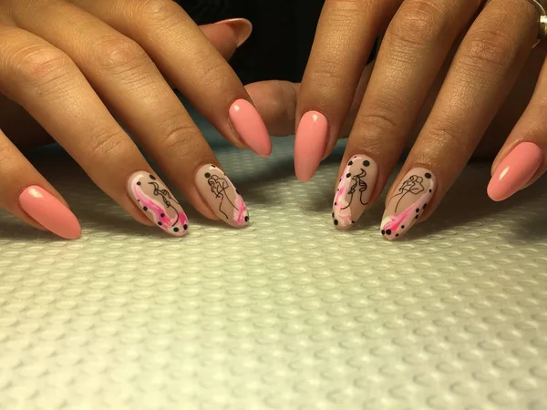 Модний рожевий манікюр зі стильним дизайном на довгих нігтях — стокове фото