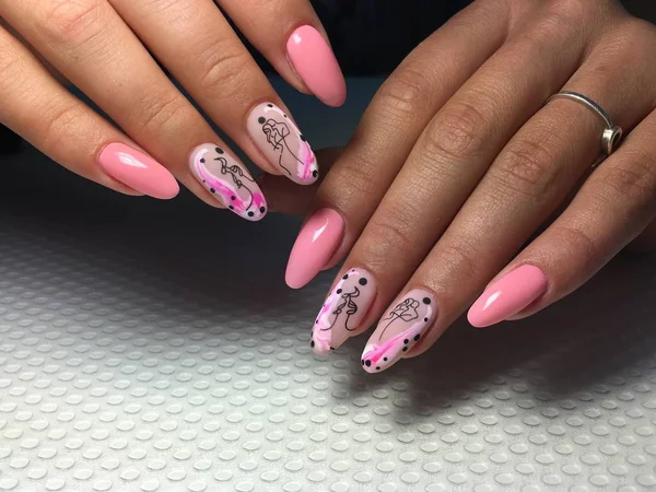 Manicure rosa na moda com um desenho elegante em pregos longos — Fotografia de Stock