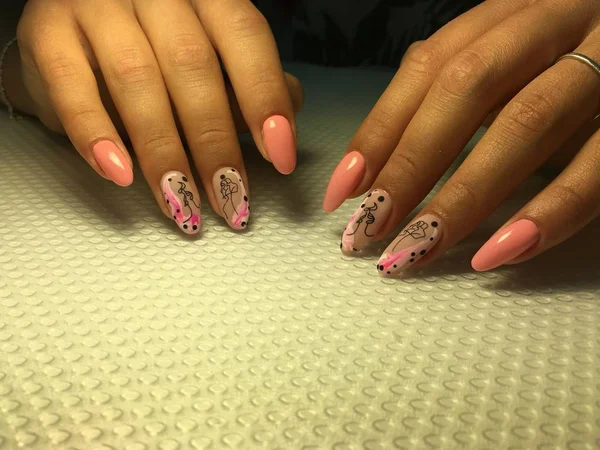 Modieuze roze manicure met een stijlvol design op lange nagels — Stockfoto