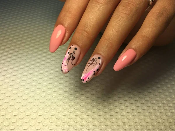 Модный розовый маникюр со стильным дизайном на длинных ногтях — стоковое фото