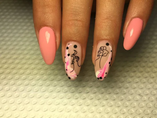 Modny różowy manicure ze stylowym wzorem na długich paznokciach — Zdjęcie stockowe