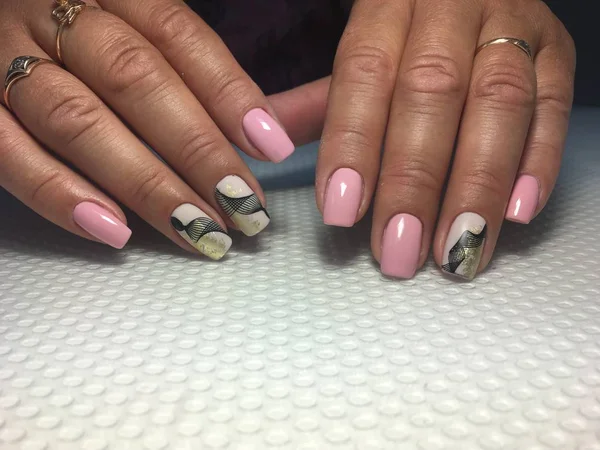 Moda manicure rosa con un design elegante opaco e pizzo nero — Foto Stock