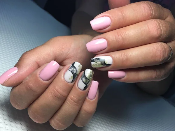 Moda manicure rosa con un design elegante opaco e pizzo nero — Foto Stock