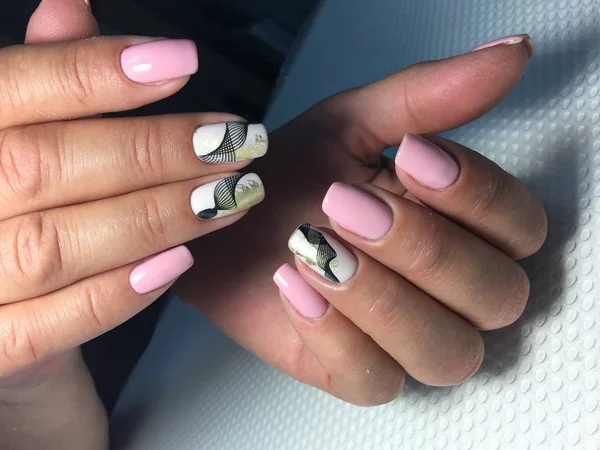 Fashion roze manicure met een stijlvol mat design en zwart kant — Stockfoto