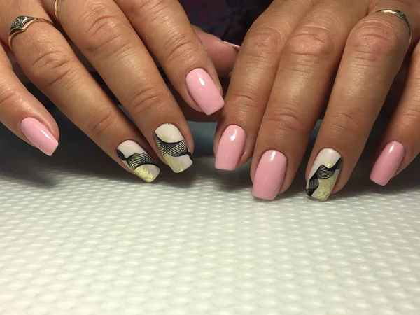 Moda różowy manicure stylowy matowy design i czarny koronki — Zdjęcie stockowe