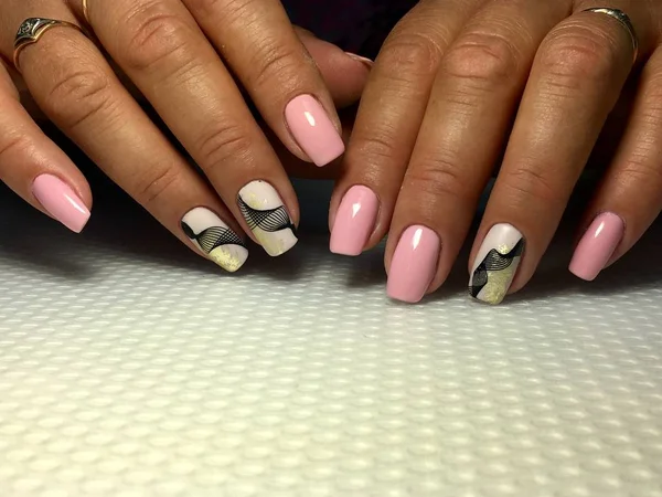 Fashion roze manicure met een stijlvol mat design en zwart kant — Stockfoto