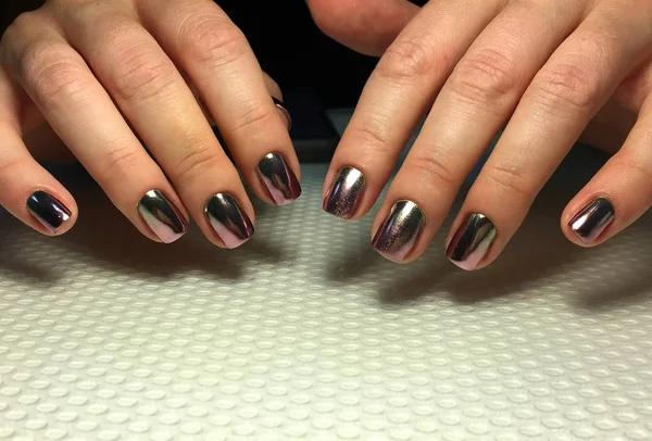 Trendy silver mirror manicure with stylish rug design — Stock Photo, Image