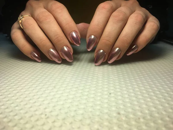 Modny lustrzany manicure ze stylowym wzorem na długich paznokciach — Zdjęcie stockowe