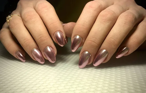Trendy spiegel manicure met een stijlvol design op lange nagels — Stockfoto